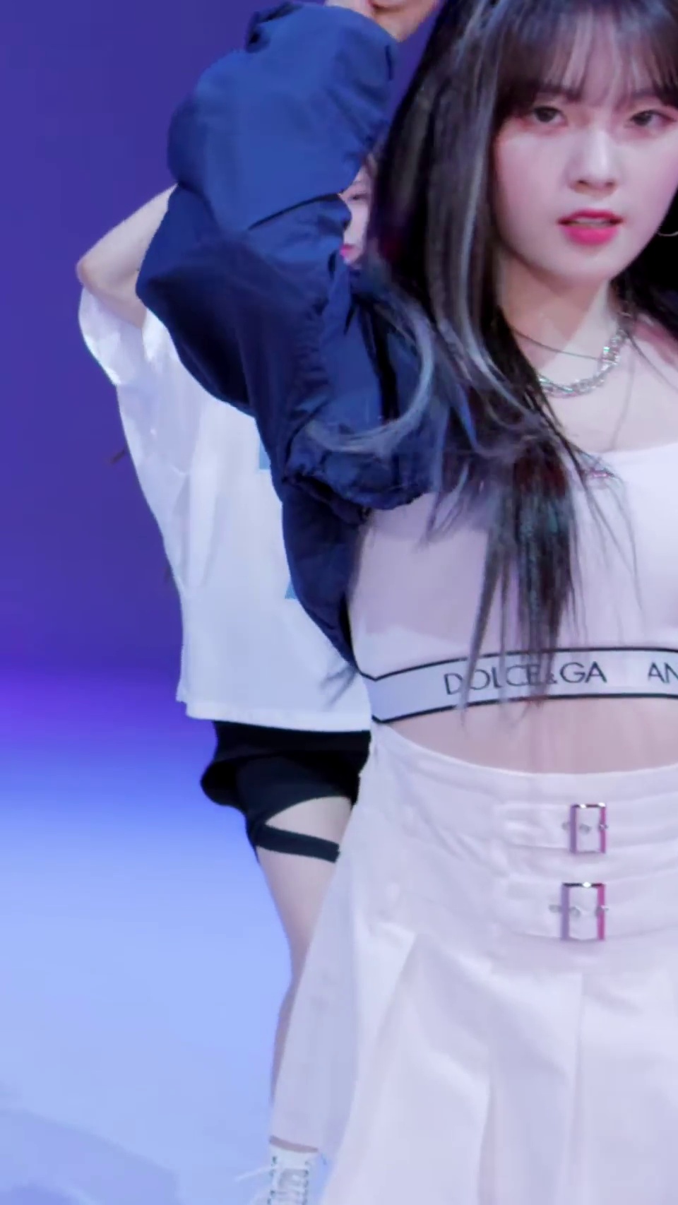 Cropped Jacket, White Skirt: Kep1er Kim Chaehyun