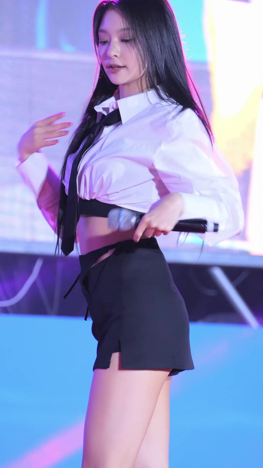FROMIS_9 Lee Na-gyung captured from the side - Image 1