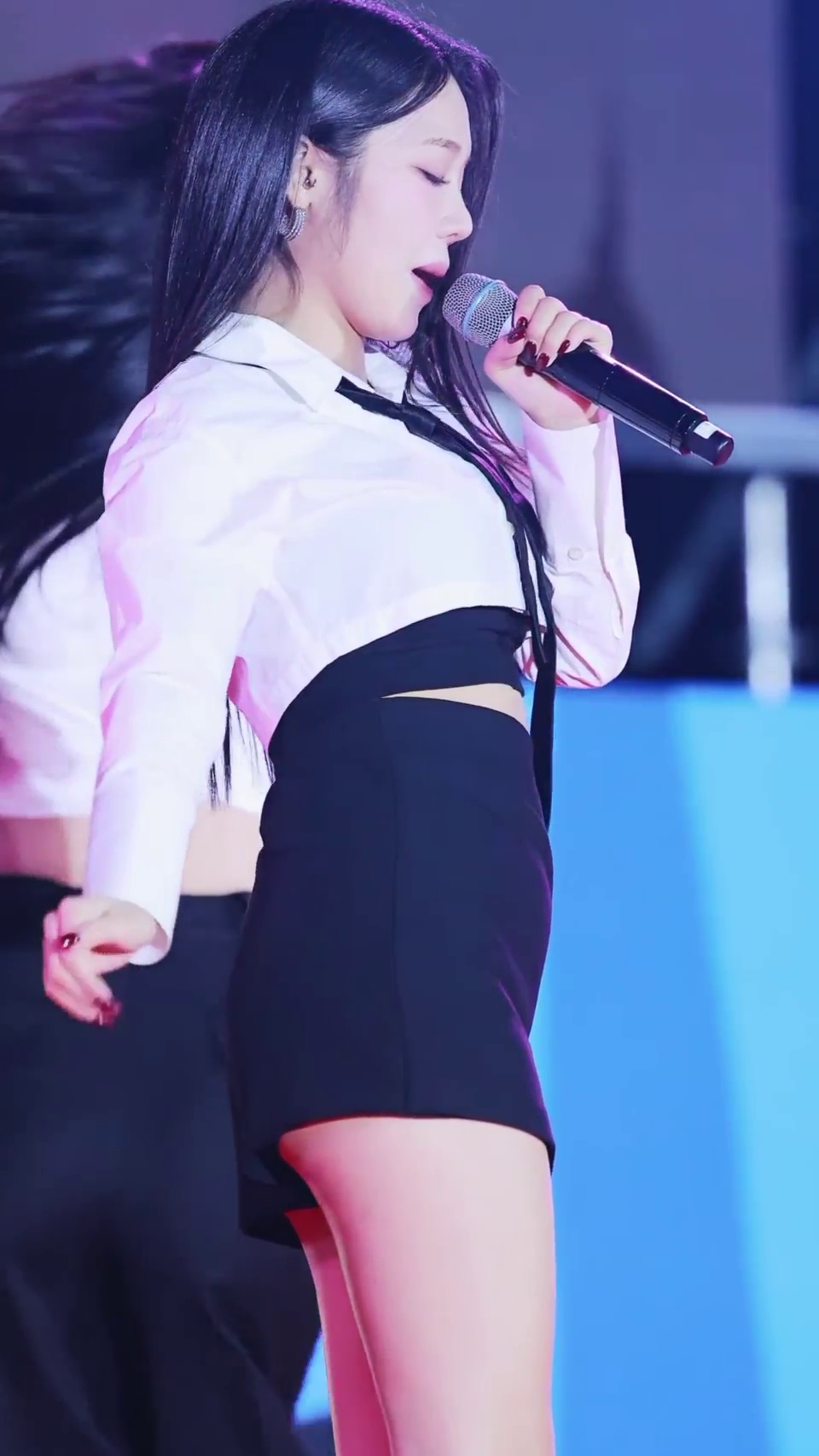 Cropped Shirt, Thighs, FROMIS_9 Noh Ji-sun - Image 1