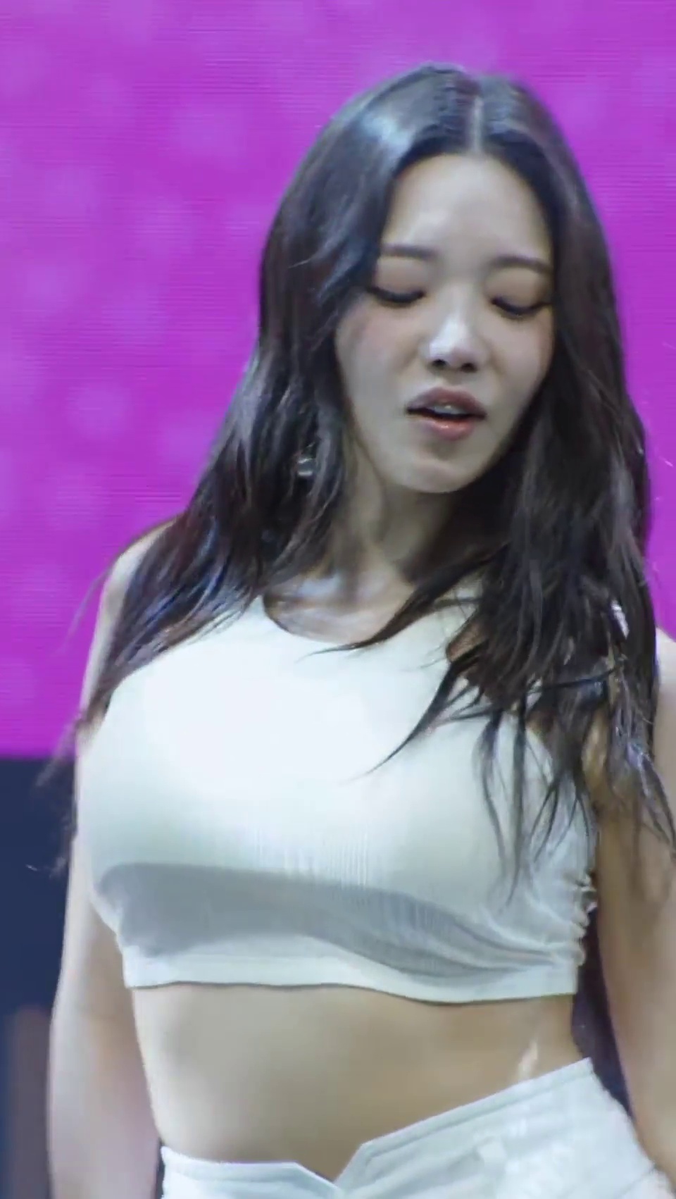 FROMIS_9 Noh Ji Sun in a Voluminous White Tank Top and White Pants