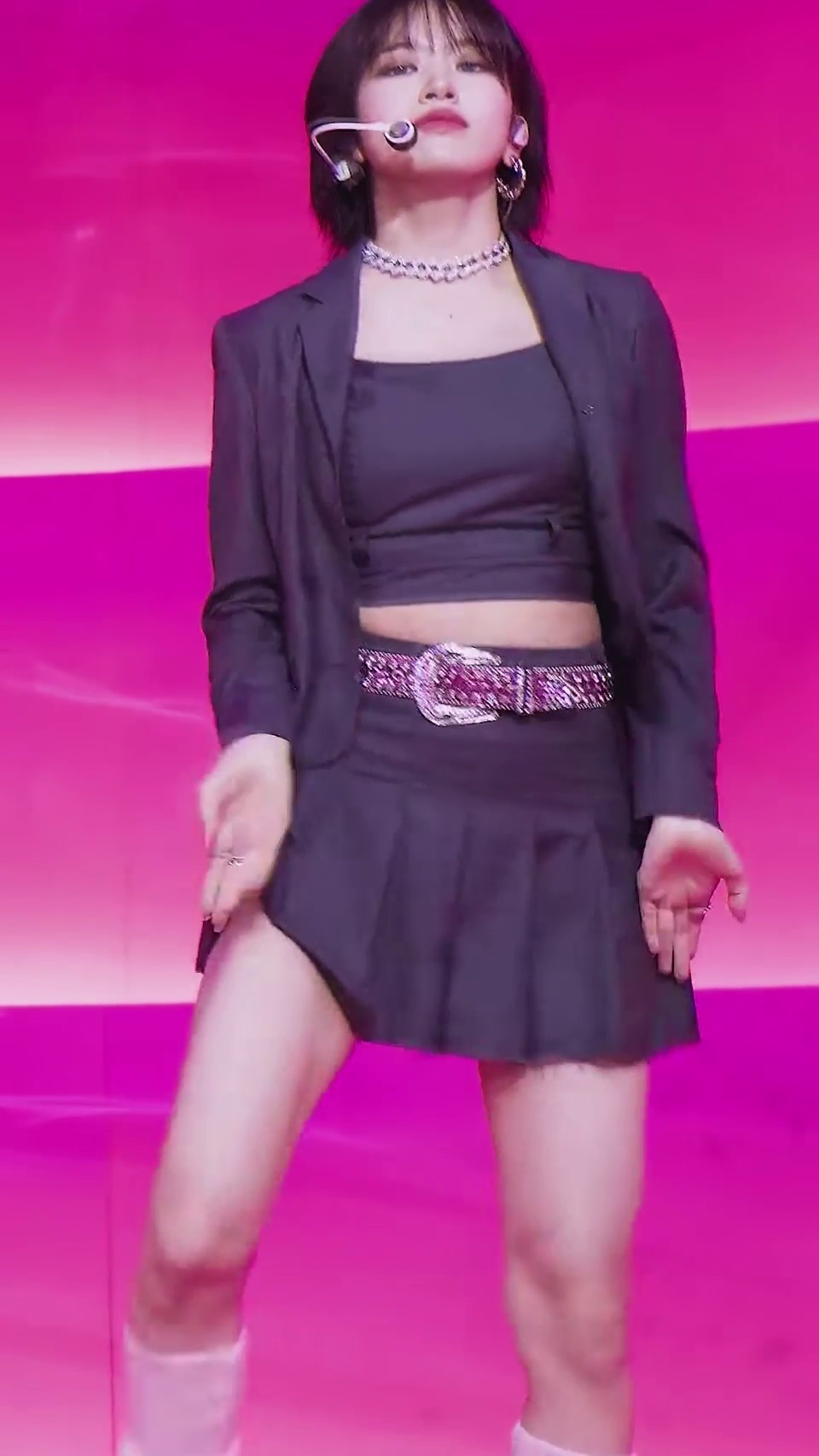 IVE An Yu-jin's Gray Skirt Hip Swirl