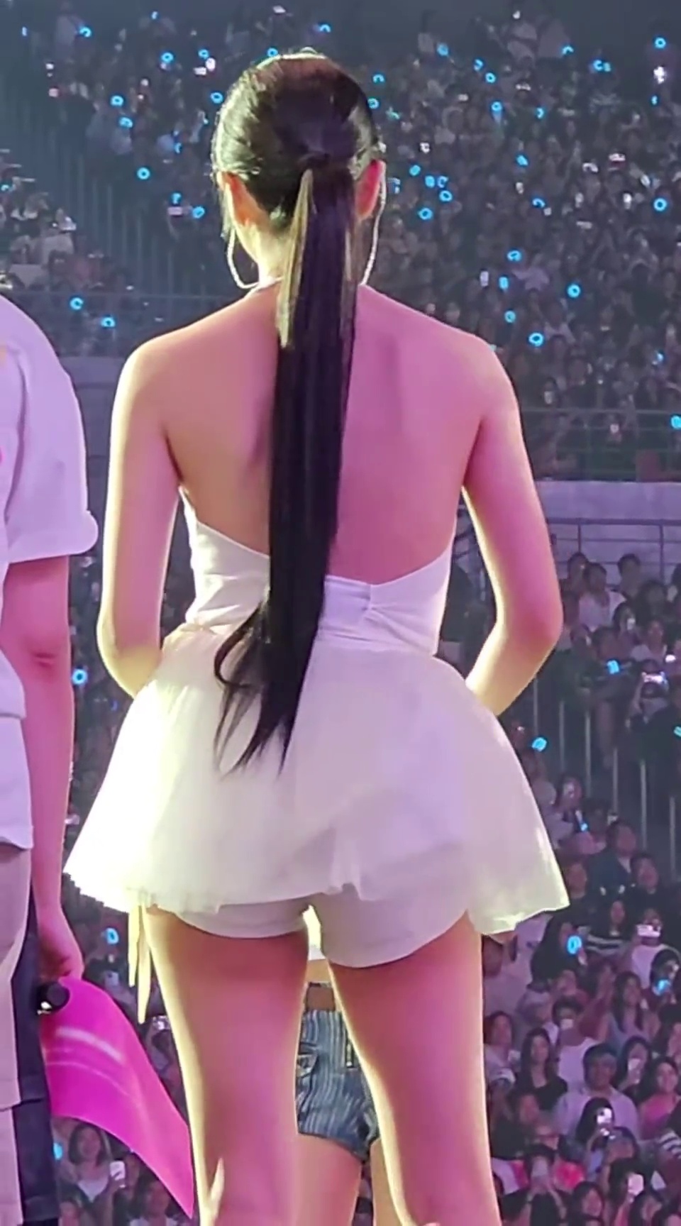 Ballet Skirt TWICE Mina, Whose Beautiful Back You Can Only See From Behind