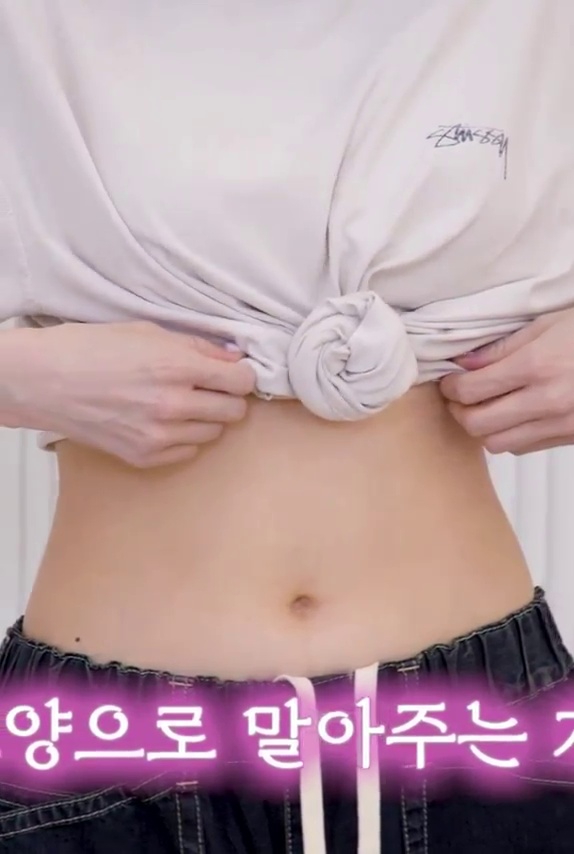 Chuu Rolling Up Her T-Shirt