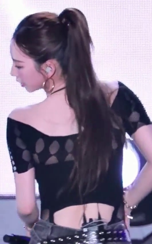 Karina of aespa: Ponytail Perfection in Motion